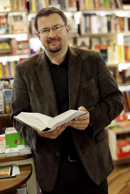 Portraet-CE-stehend_83X7826-100dpi-1